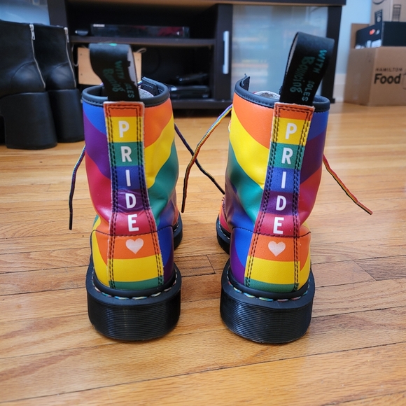 Dr Martens Pride Rainbow boots. Gorgeous 🏳️‍🌈 amazing shape leather size 7 - Picture 3 of 14
